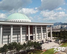 [MT리포트]"춤 안추면 XX년"…'92년생 김지영 비서'의 하루