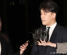 '성접대·해피벌룬·유흥업소女 초대' 논란…점입가경 승리