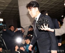 '성접대 의혹' 승리, '경찰 출신 변호사' 방패로