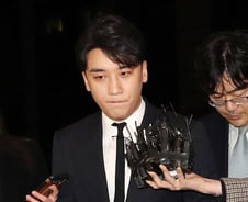 '성접대 의혹' 승리가 선임한 경찰출신 변호사는 누구?