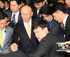 광주지법 앞 동산초 학생들 "전두환 물러가라"