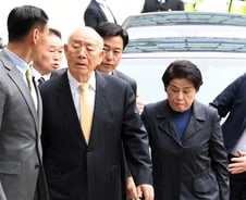 '도시락 점심' 전두환, 취재진에 "이거 왜 이래"