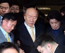 [팩트체크] 피고인 전두환 옆에 앉은 이순자…법적 근거는?