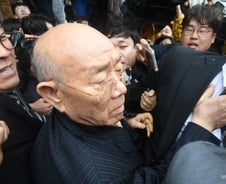 [영상]전두환 등장에 매서운 시민들 반응…"이 XX야"