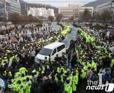 ‘비교적 건강’한 모습의 전두환…법정서 ‘꾸벅꾸벅’