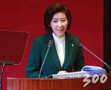 [야시시(野視視)]나경원, '작정한 한방' 일단 웃었는데…