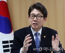 조명래 장관 "미세먼지 차량운행 제한 전국 확대 검토"