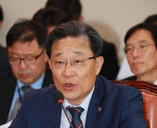 [단독]서류도 통과못한 前 차관 아들, 심사성적 조작 증권사 합격