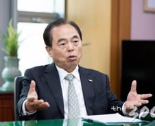 "산5개 깎아 공항 넓히라고? 수조원 날리기전에…"