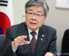 [단독]이재갑 "노동단결권-경영방어권 일괄타결할 것"