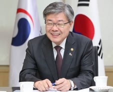 이재갑 "최저임금도 고용악화에 영향…정책효과로 나아질 것"