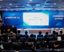 [주총스케치]조양호 '운명의 날'…주총장 안팎 긴장감 고조