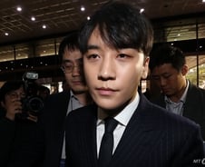 [단독]승리, 경찰 출석 전 ‘풀 메이크업’…“방송 출연하는 줄”