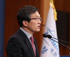 김의겸 "투기 아니다"에도 싸늘…흠집난 靑 대변인