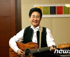 [단독] '쎄시봉' 윤형주 회삿돈 40억 횡령·배임 '무혐의'
