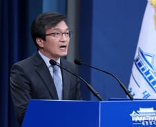 김의겸 사퇴 "까칠한 대변인이었다…제 미숙함이었고 사과드린다"