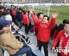 [팩트체크]황교안 대표, 창원축구센터 선거 유세는 선거법 위반?