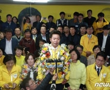 [포토 is]표정 굳었다가, 막판에 활짝…여영국, 진땀나던 개표현장