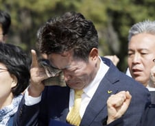 [포토 is]여영국, 묘소 헌화… "노회찬 정신 이어가겠다"