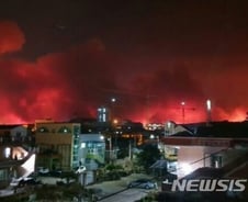 文 "속초 산불, 확산방지 주력…날 밝으면 헬기동원해 진화"