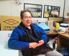 홀로 남은 '우재 아빠', 팽목항 지키는 이유는