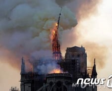 파리 노트르담 대성당 화재…마크롱 "우리 일부가 타버렸다"