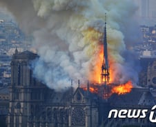 [포토 is] 불길에 휩싸인 850년 역사 노트르담 대성당