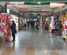 [르포] '축구장 544배'... 없는 게 없는 '전세계 생활잡화의 수도'