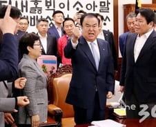 [300포토]자유한국당,국회의장실 점거…문희상 의장 쇼크로 병원行