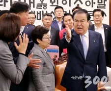 문희상·임이자 병원행…"저혈당쇼크" vs "정서적쇼크"