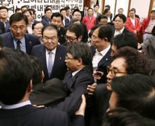 '아수라장 국회'…한국당 의장실 점거에 성추행 의혹까지