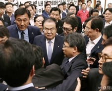 [영상] 문희상 의장, 임이자 의원 얼굴 '쓰담쓰담'하는 순간?