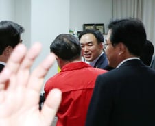 한국당이 봉쇄한 채이배 의원실 "구해달라, 경찰 신고"