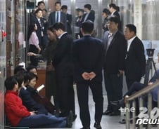 [300포토]한국당 "몸으로 막는다"…국회 본청 2·3·4·7층 곳곳 '점거농성'