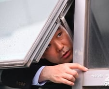 채이배 "4시간째 한국당 의원들한테 감금…창문 뜯고 나가겠다"