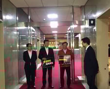 [300포토]"홍영표 대표님 좀…" 화장실 앞까지 따라간 한국당 의원들