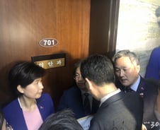 법안 뺏고, 출입문 막고…'아수라장 동물 국회' 부활