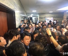 문희상 국회의장, '패스트트랙 접수' 의안과에 경호권 발동