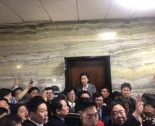 나경원, '아수라장 국회' 한복판서 '애국가' 제창…왜?