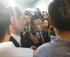 이해찬, 점거농성 한국당에 호통 "나한테 한번 혼나볼래"