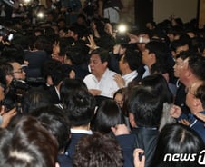 [300포토]"막아라"…국회 의안과 안팎 결사 항전