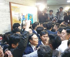 [300포토]날샌 국회 '몸싸움'…與 "돌격" vs 野 "12시 넘었어"