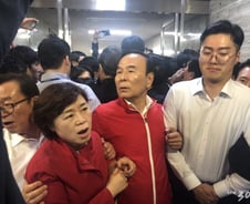 [300포토]박덕흠·이종배·김정재…팔짱끼고 민주당 저지