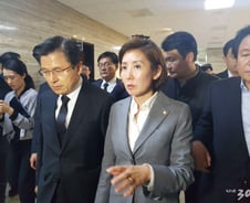 상중에 '싸움터' 찾은 황교안  "우리는 불법과 싸우고 있다"