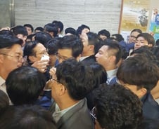 민주당, '국회점거 농성' 한국당 의원·보좌진 고발키로