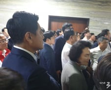 [300포토]국회 몸싸움 지켜보는 '반대파' 오신환…무슨 생각?