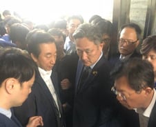 [26일 새벽 2시]박주민 "차라리 가위바위보하자"…30분만에 민주당 또 후퇴