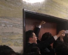 [26일 오전 2시30분 ]與 의안과 진입 시도…틈이 보이는 국회 의안과 문