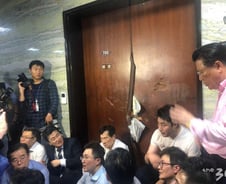 [26일 새벽 3시50분]'결사항전' vs '뚫어라'…국회 부상자 속출