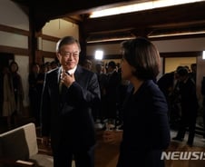 文대통령 "최저임금 적정선 찾아야"..'좌파독재'에도 답했다